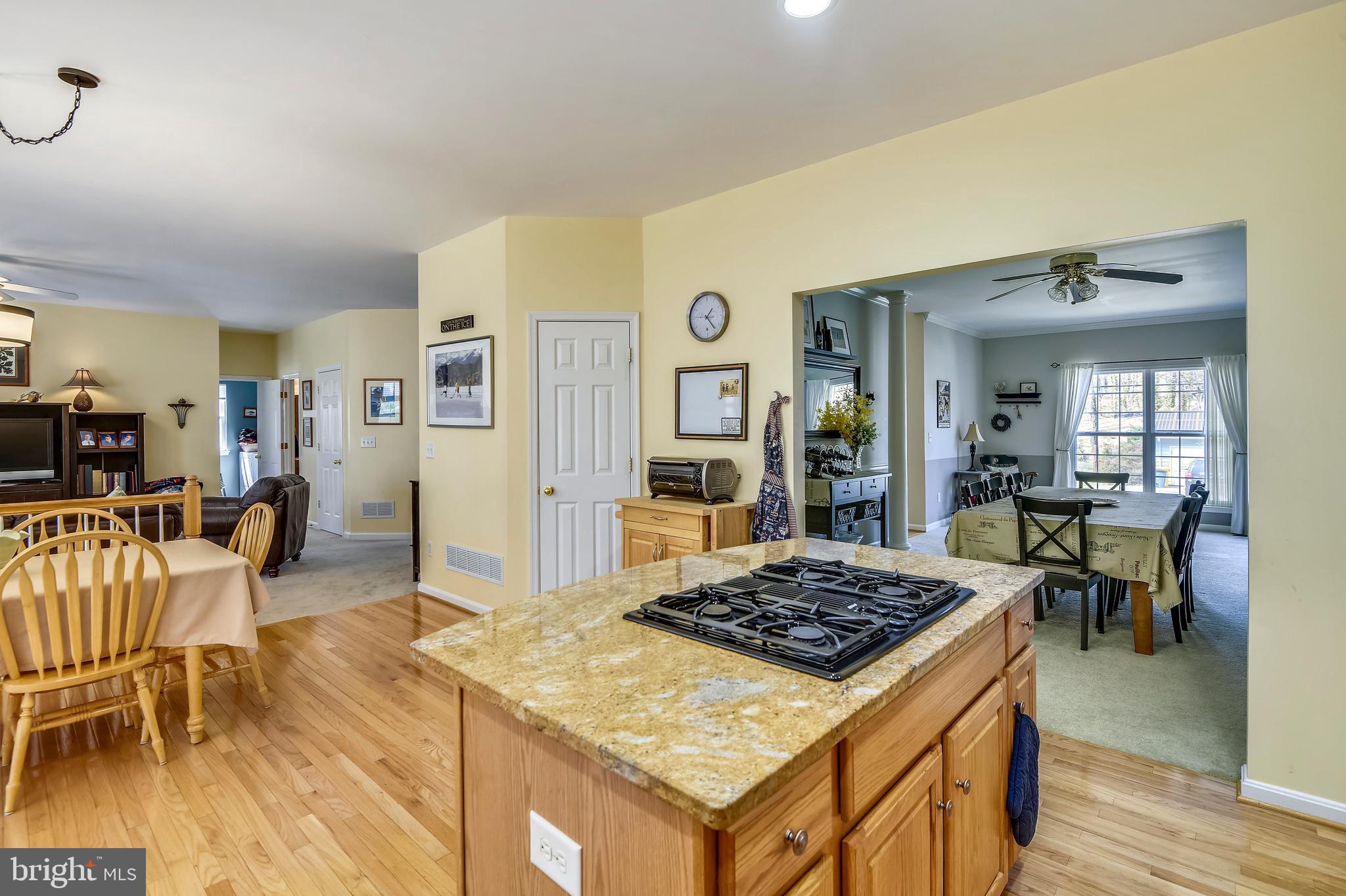 Kitchen - Island w/ gas range