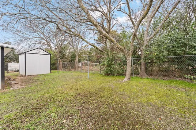 a view of a yard with a house