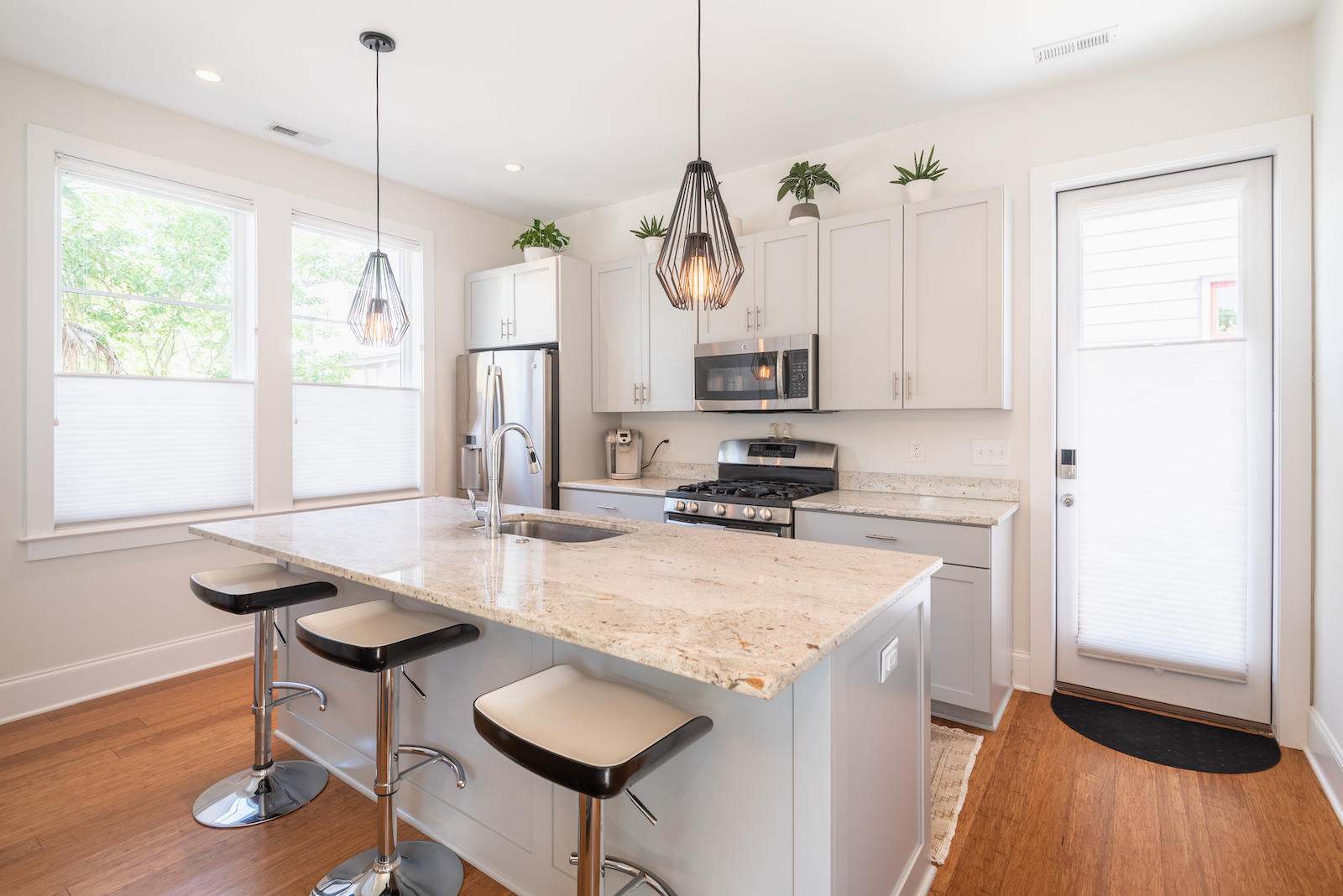 54 Simons Street Charleston, SC 29403 - Photo 8 of 46 54Simons-KeenEyeMarketing-10