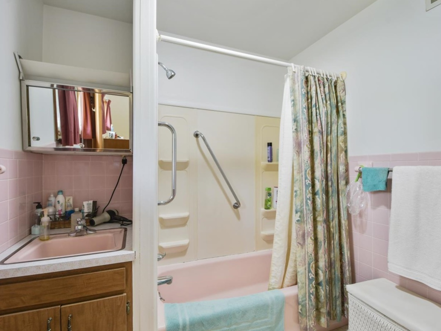 802 Adams Court Monticello, IL 61856 - Photo 18 of 25 a bathroom with a sink a toilet and shower