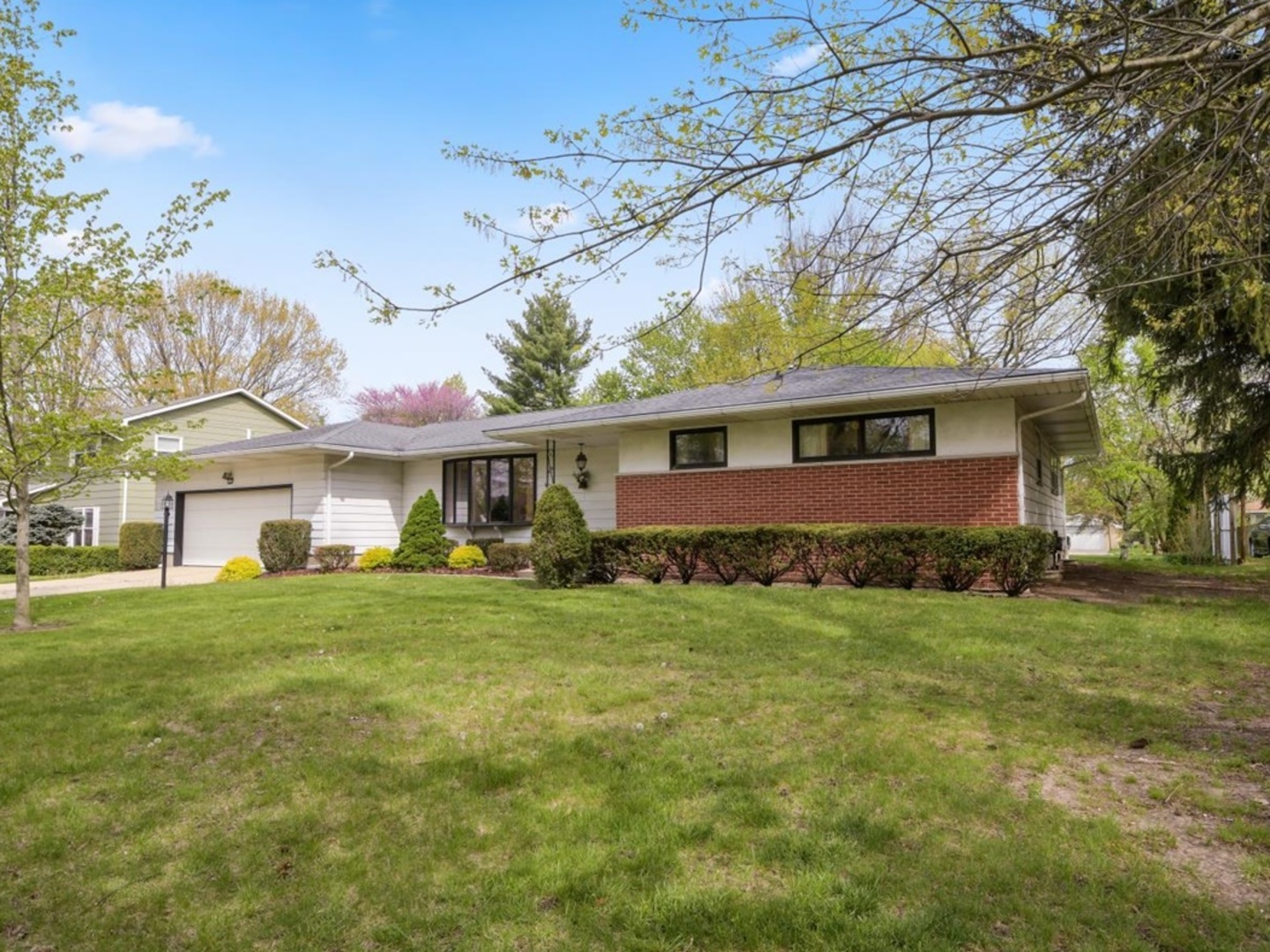 802 Adams Court Monticello, IL 61856 - Photo 2 of 25 a front view of a house with a garden