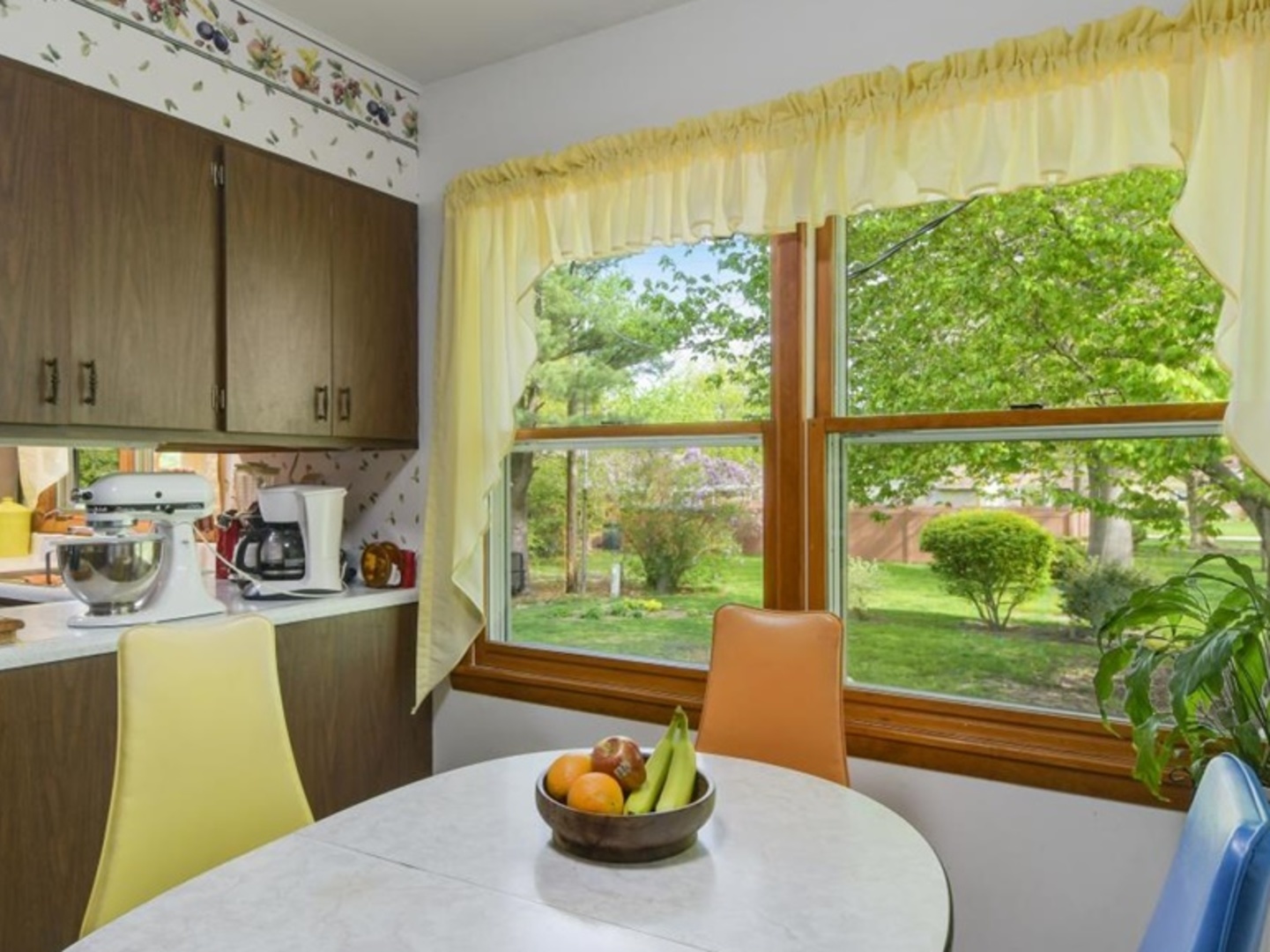 802 Adams Court Monticello, IL 61856 - Photo 7 of 25 a room with furniture and a large window