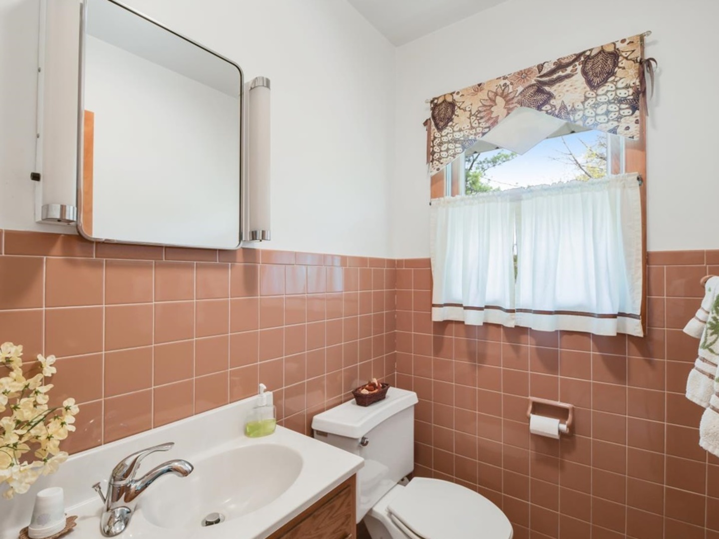 802 Adams Court Monticello, IL 61856 - Photo 10 of 25 a bathroom with a sink mirror and toilet