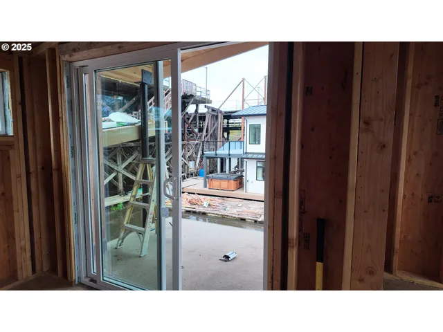 a black and white photo of a living room