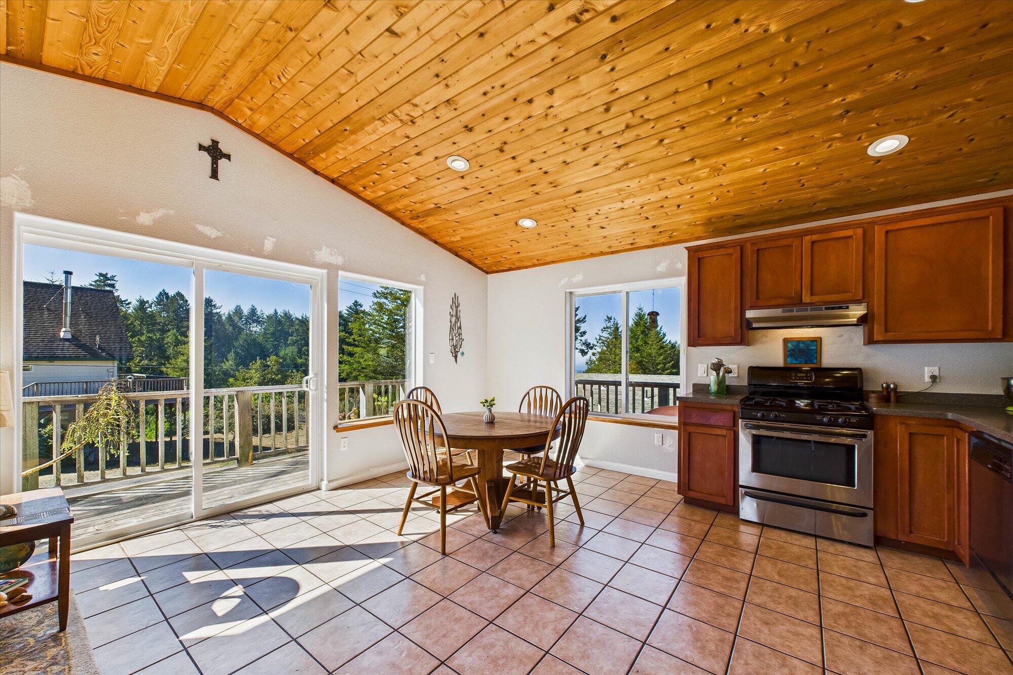 199 Spring Road Whitethorn, CA 95589 - Photo 9 of 37