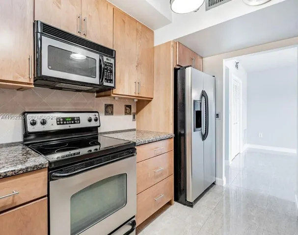 $159,900 | 4001 Hillcrest Drive, Unit 914, Hollywood, FL 33021