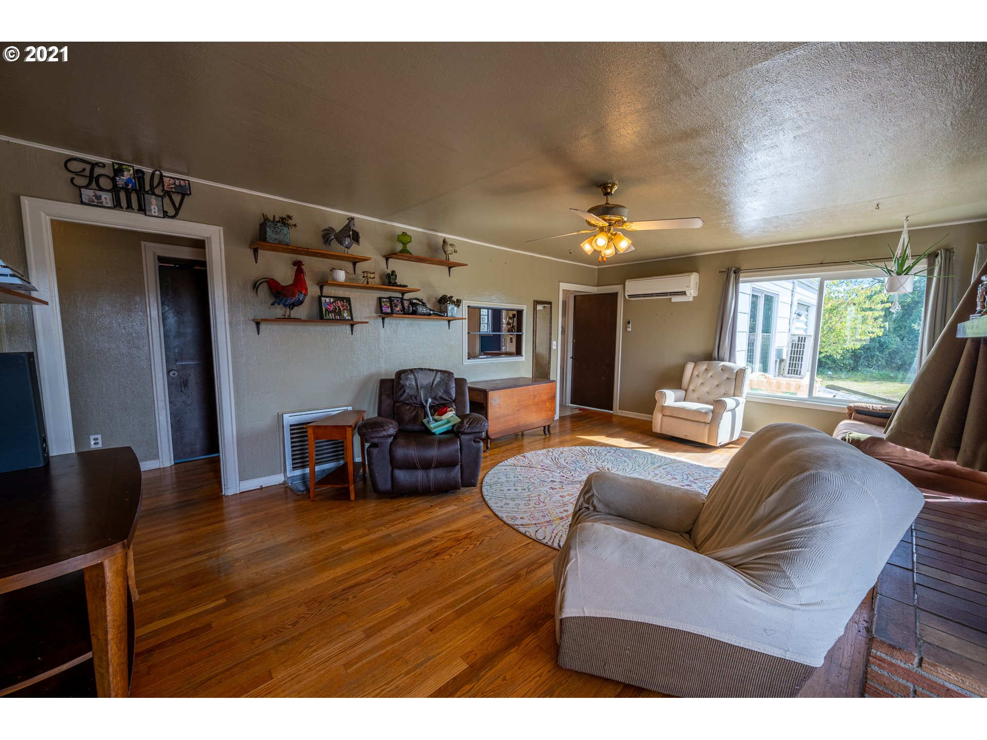 55561 Fishtrap Road Coquille, OR 97423 - Photo 20 of 31 a living room with furniture and a large window