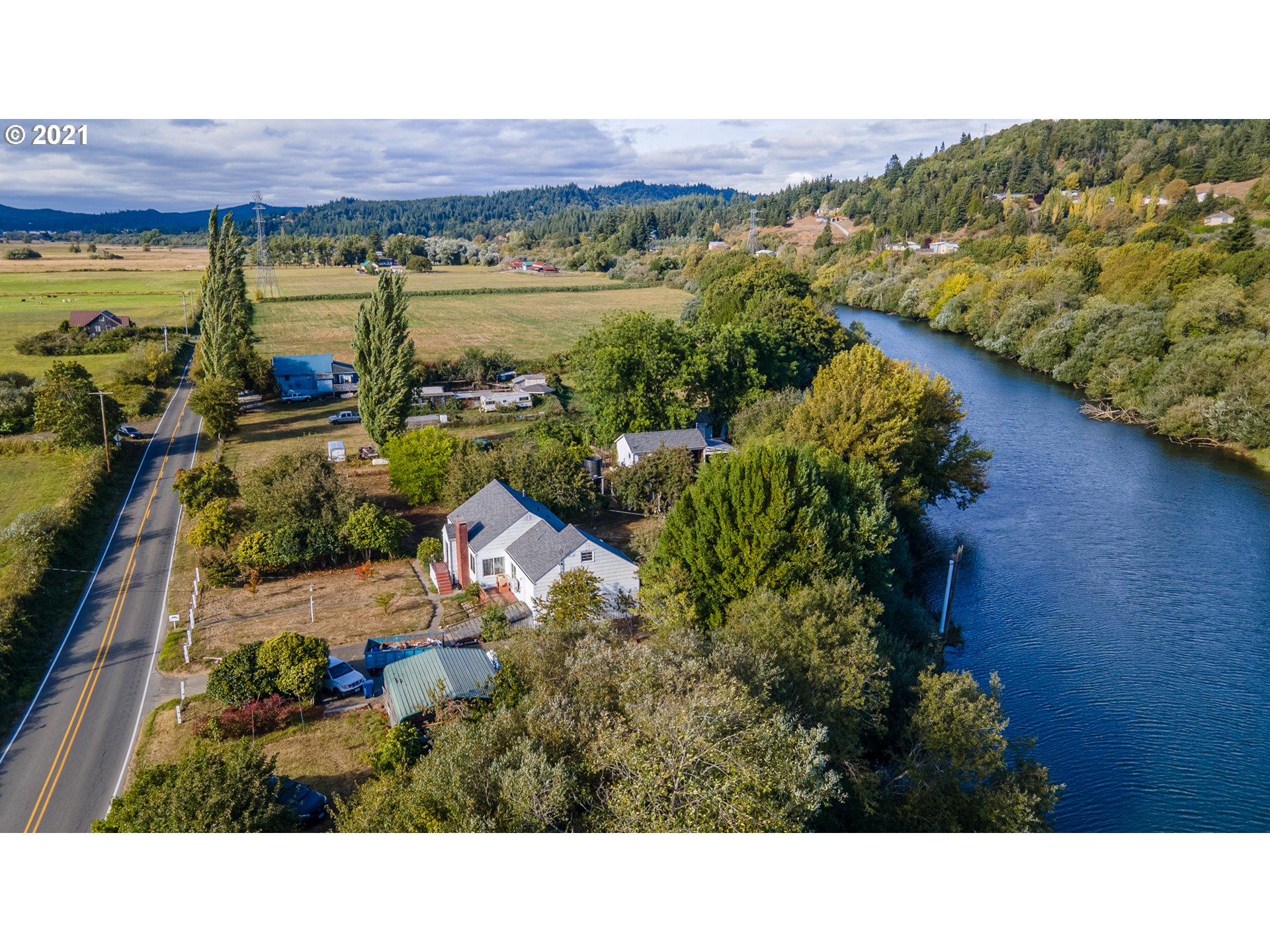 55561 Fishtrap Road Coquille, OR 97423 - Photo 31 of 31 a view of city and mountain