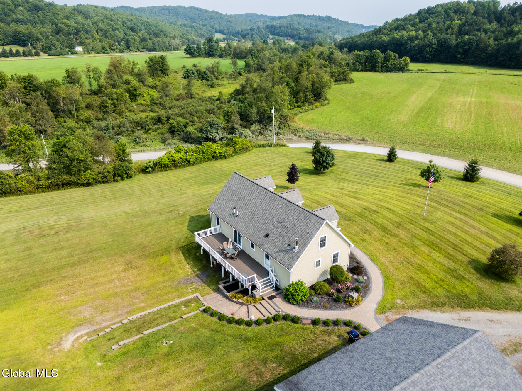 106 Cross Road Hampton, NY 12837 - Photo 46 of 74 DJI_20250806101733_0541_D 2