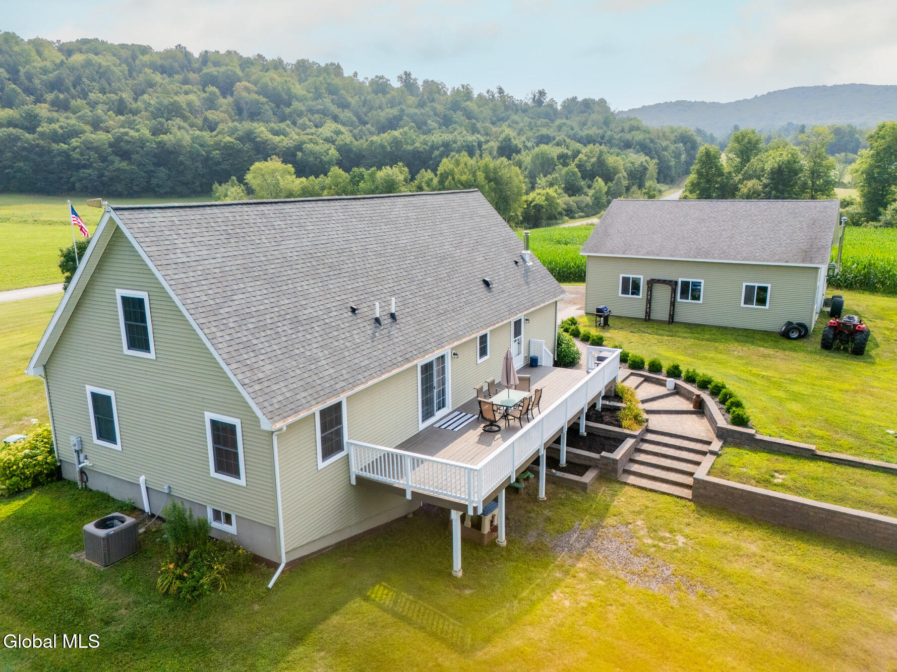 106 Cross Road Hampton, NY 12837 - Photo 5 of 74 DJI_20250806102825_0583_D