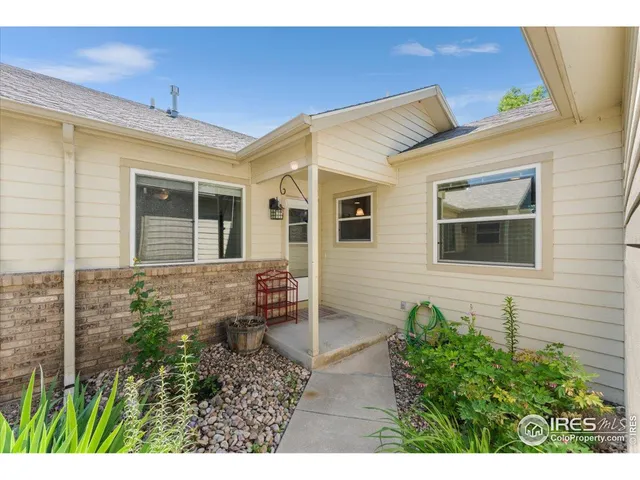 a view of house with backyard