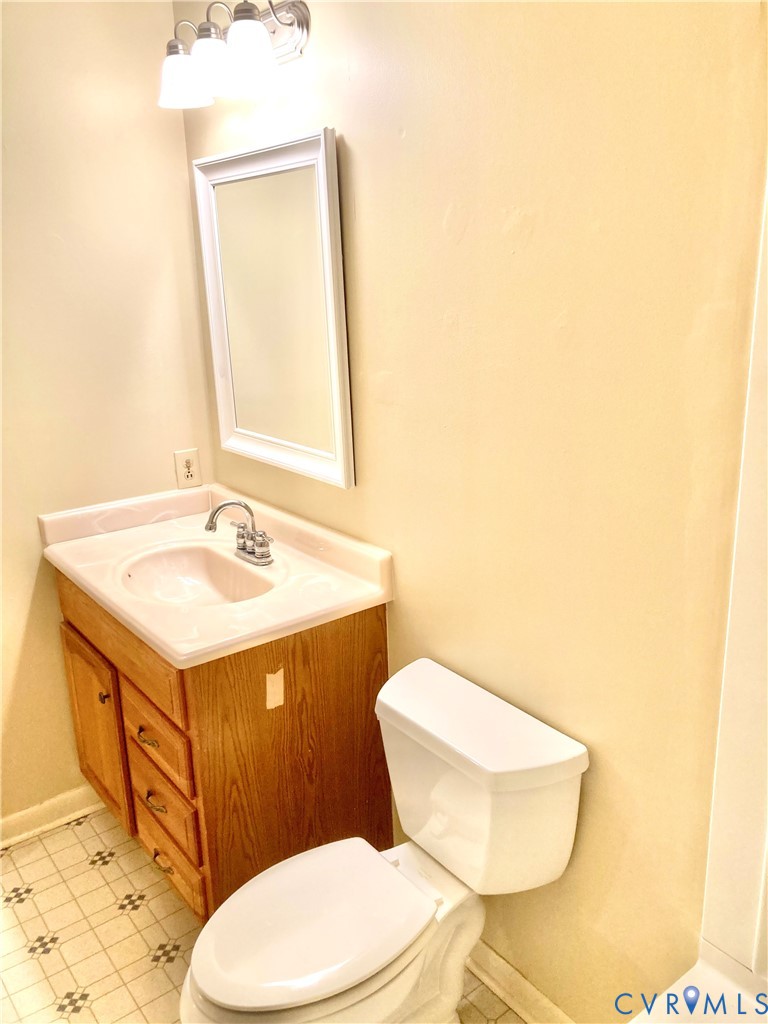 437 Queensway Road Chesterfield, VA 23236 - Photo 30 of 58 Front Shared Full Tub/Shower Bathroom