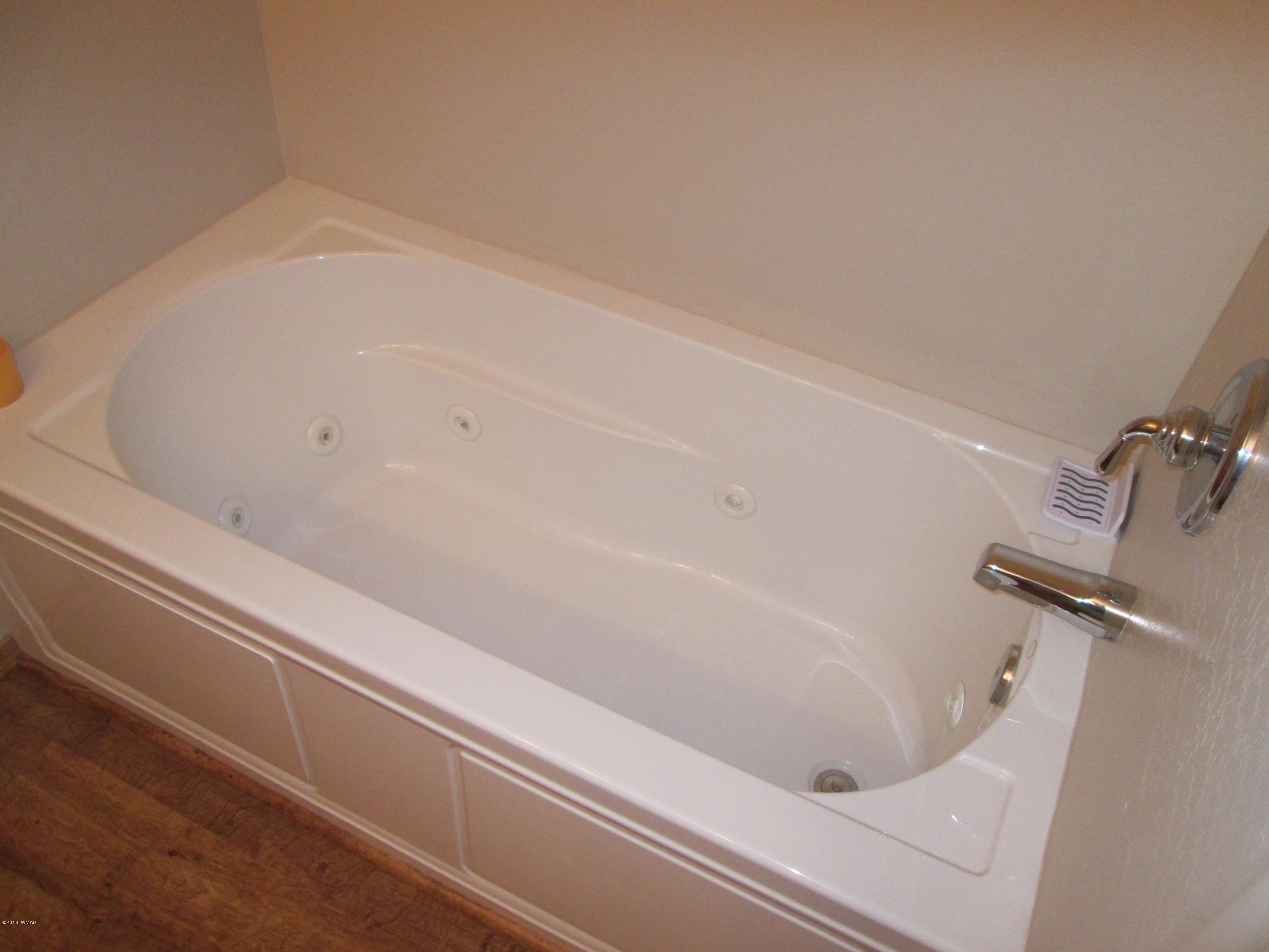 3048 Aspen Road Overgaard, AZ 85933 - Photo 24 of 36 a bathroom with a bathtub