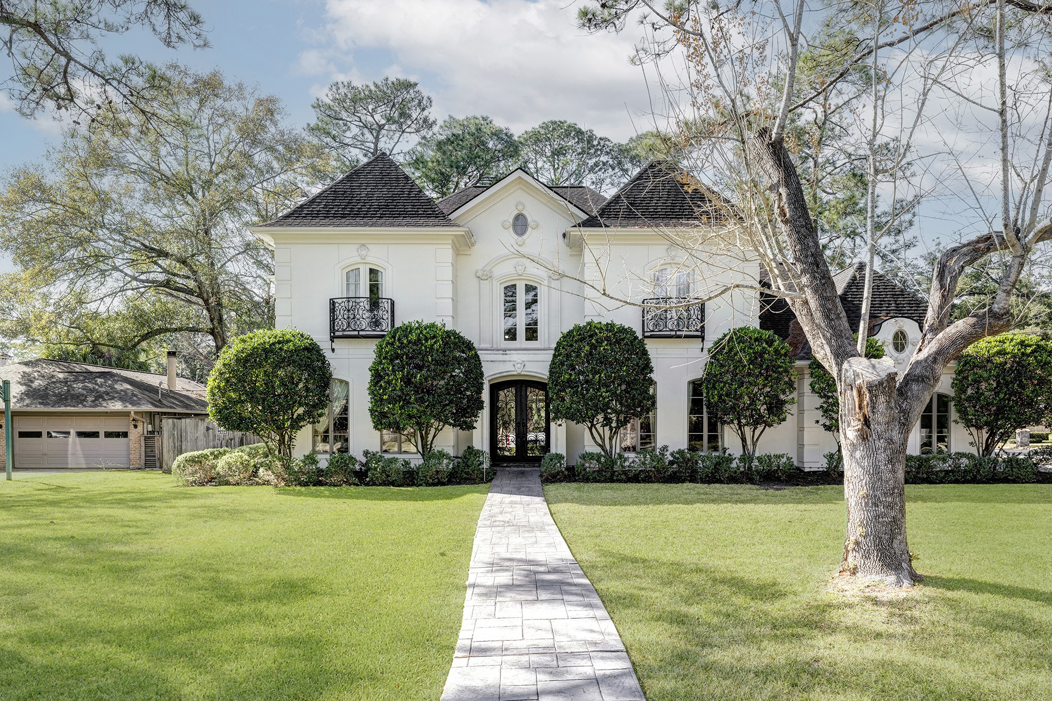 725 Blalock Road Houston, TX 77024 - Photo 25 of 27 a front view of house with yard and green space