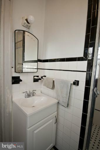 3807 Fenchurch Road Baltimore, MD 21218 - Photo 14 of 28 Bath (Master)