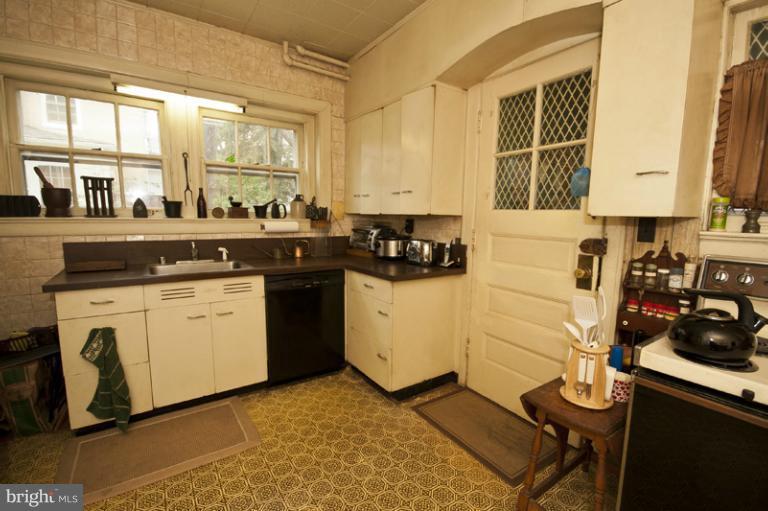 3807 Fenchurch Road Baltimore, MD 21218 - Photo 15 of 28 Kitchen