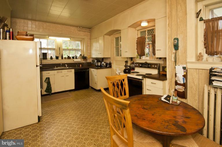 3807 Fenchurch Road Baltimore, MD 21218 - Photo 17 of 28 Kitchen