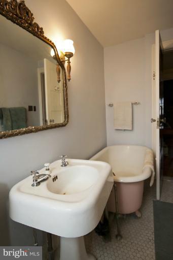 3807 Fenchurch Road Baltimore, MD 21218 - Photo 26 of 28 Bath