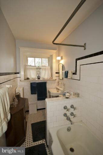 3807 Fenchurch Road Baltimore, MD 21218 - Photo 28 of 28 Bath