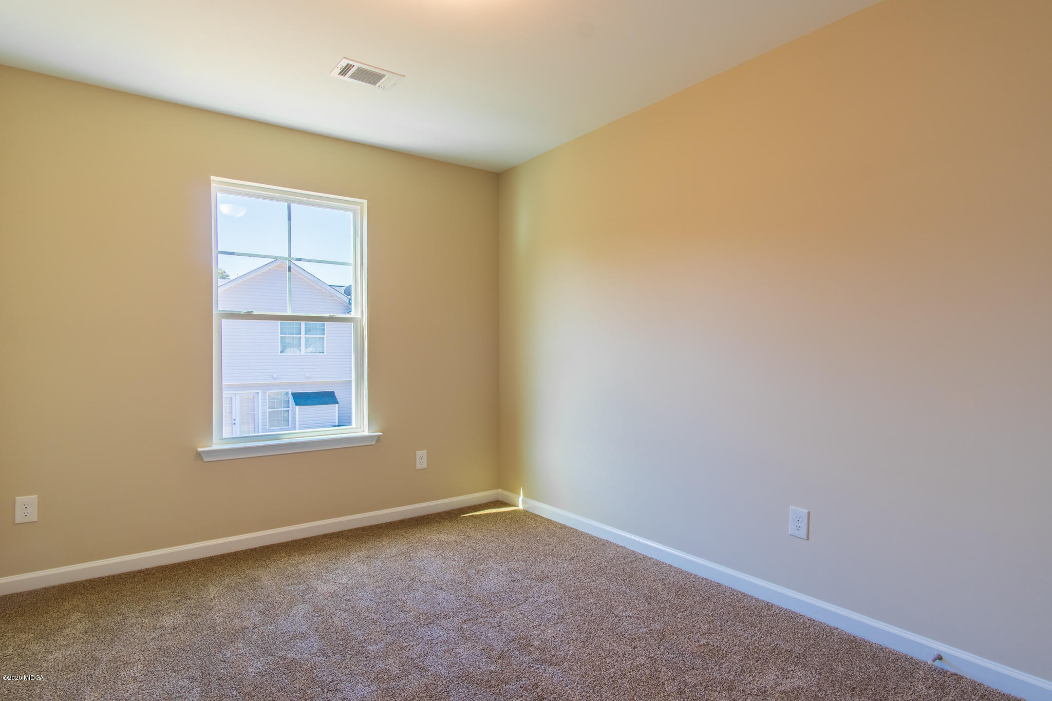 317 Pond View Road Macon, GA 31206 - Photo 10 of 28 an empty room with a window