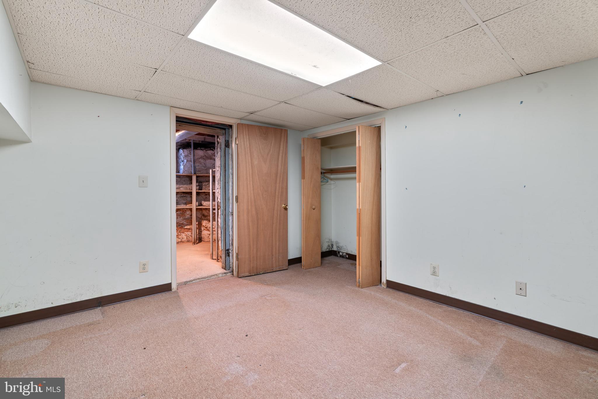 513 Stamford Road Baltimore, MD 21229 - Photo 16 of 20 an empty room with bookshelf
