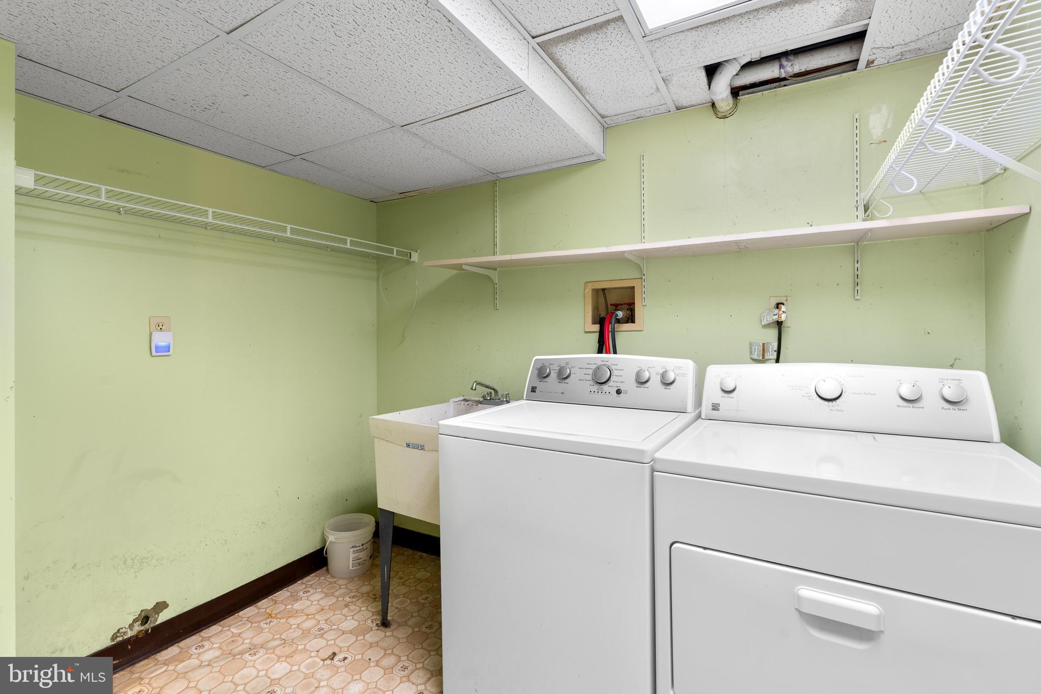 513 Stamford Road Baltimore, MD 21229 - Photo 18 of 20 a utility room with dryer and washer