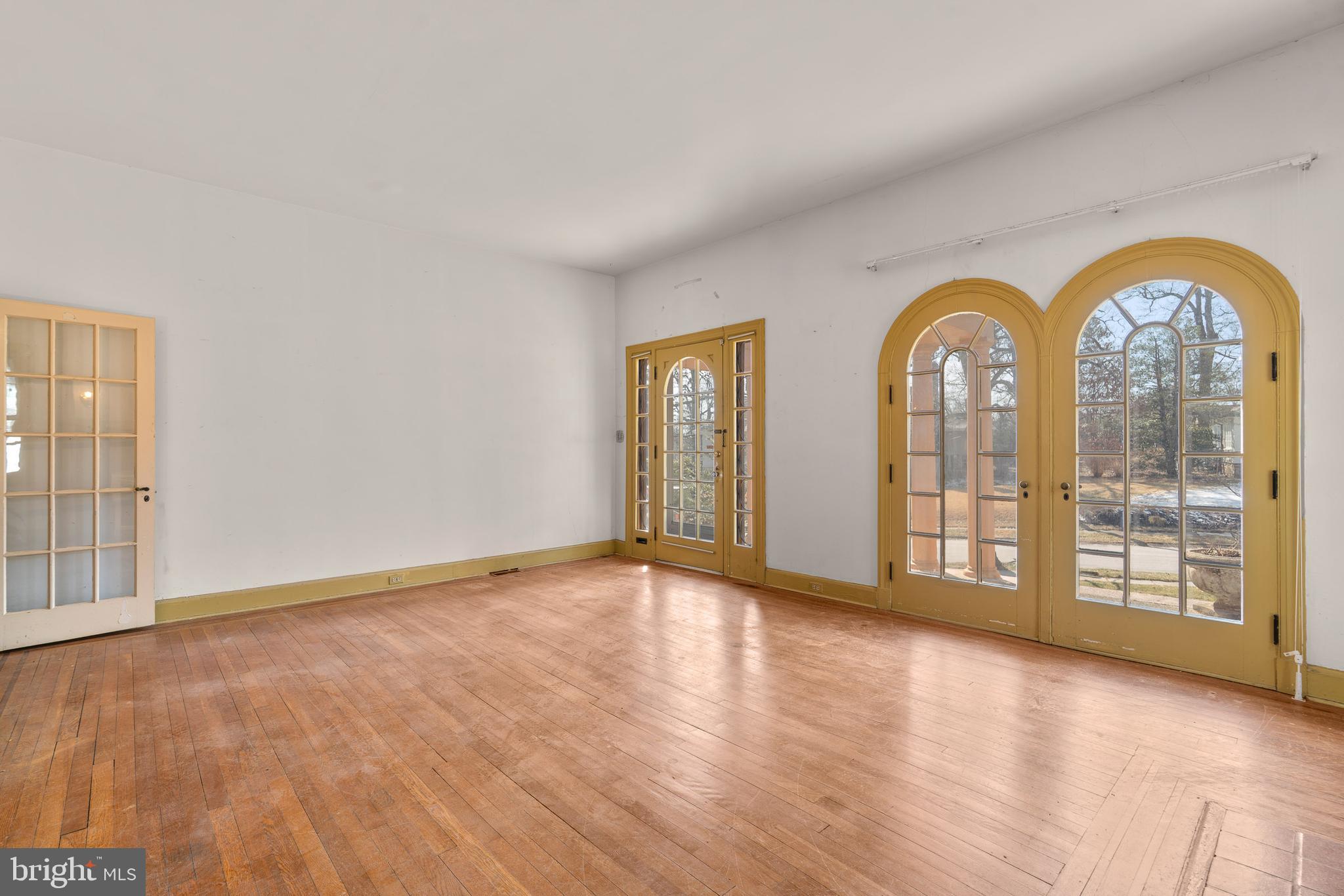 513 Stamford Road Baltimore, MD 21229 - Photo 5 of 20 an empty room with wooden floor and windows