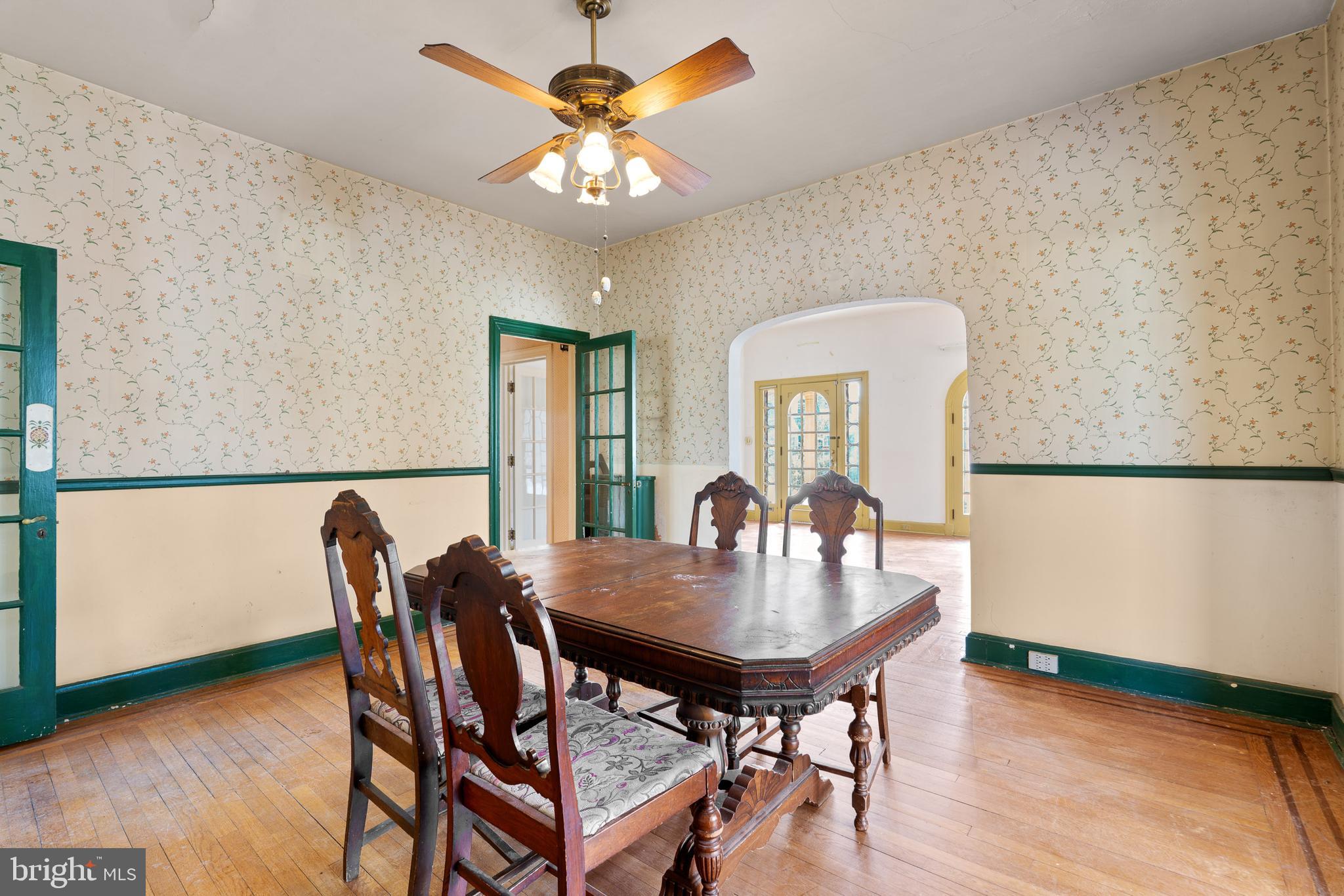513 Stamford Road Baltimore, MD 21229 - Photo 7 of 20 a dining room with furniture and window