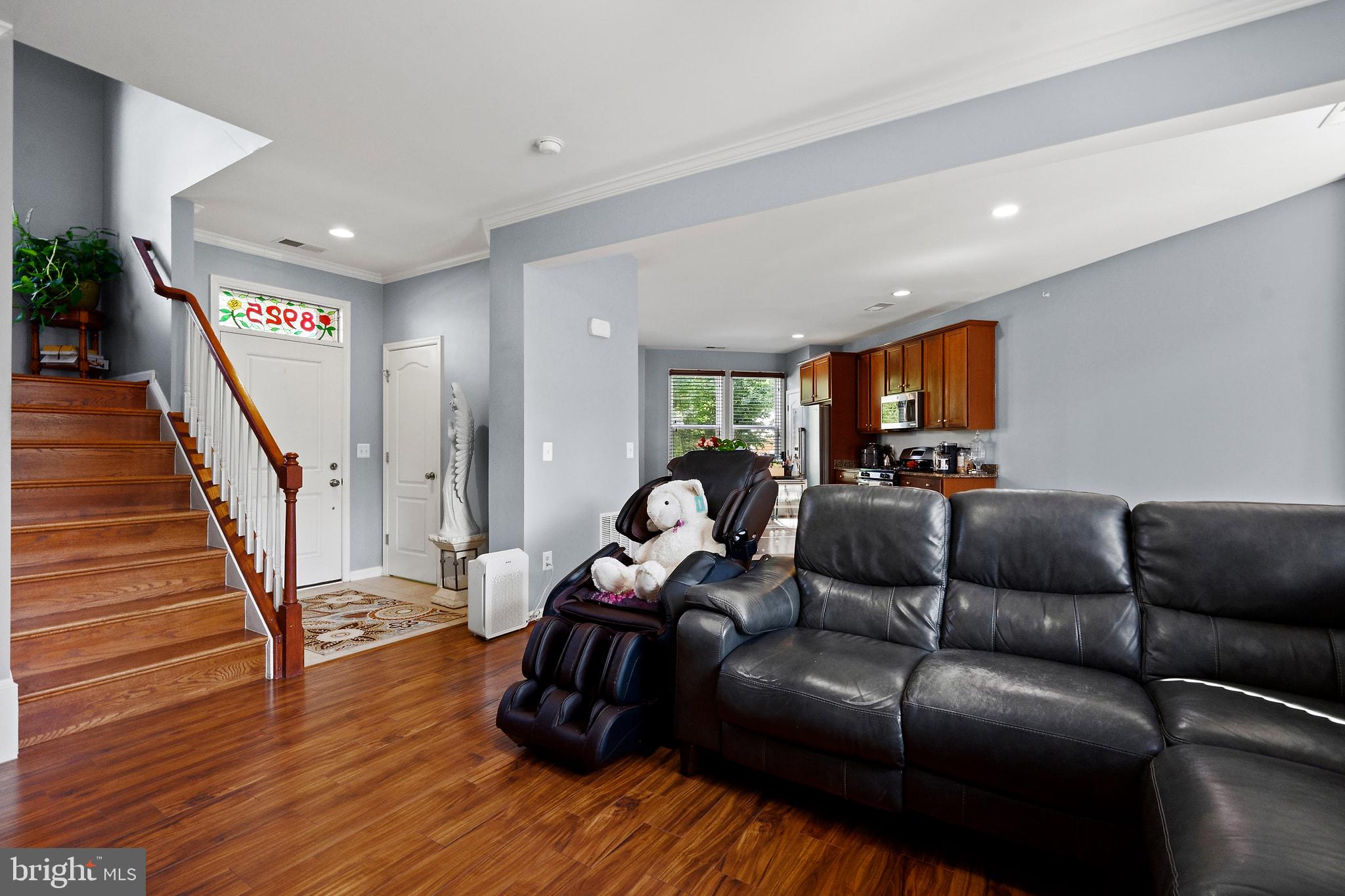8925 Quarry Road Manassas, VA 20110 - Photo 18 of 63 Spacious living area with inviting charm.