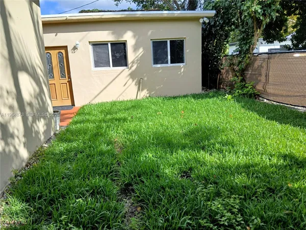 a view of a house with a yard