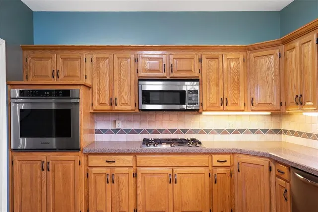 $999,999 | 25601 69th Terrace, Shawnee, KS 66226