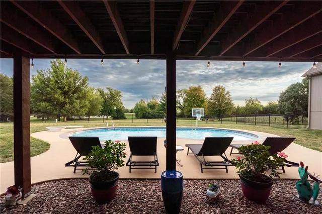 $999,999 | 25601 69th Terrace, Shawnee, KS 66226