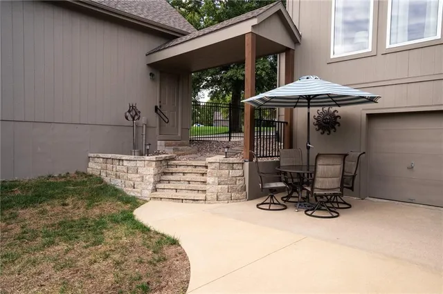 $999,999 | 25601 69th Terrace, Shawnee, KS 66226