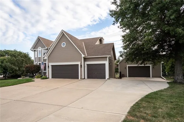 $999,999 | 25601 69th Terrace, Shawnee, KS 66226