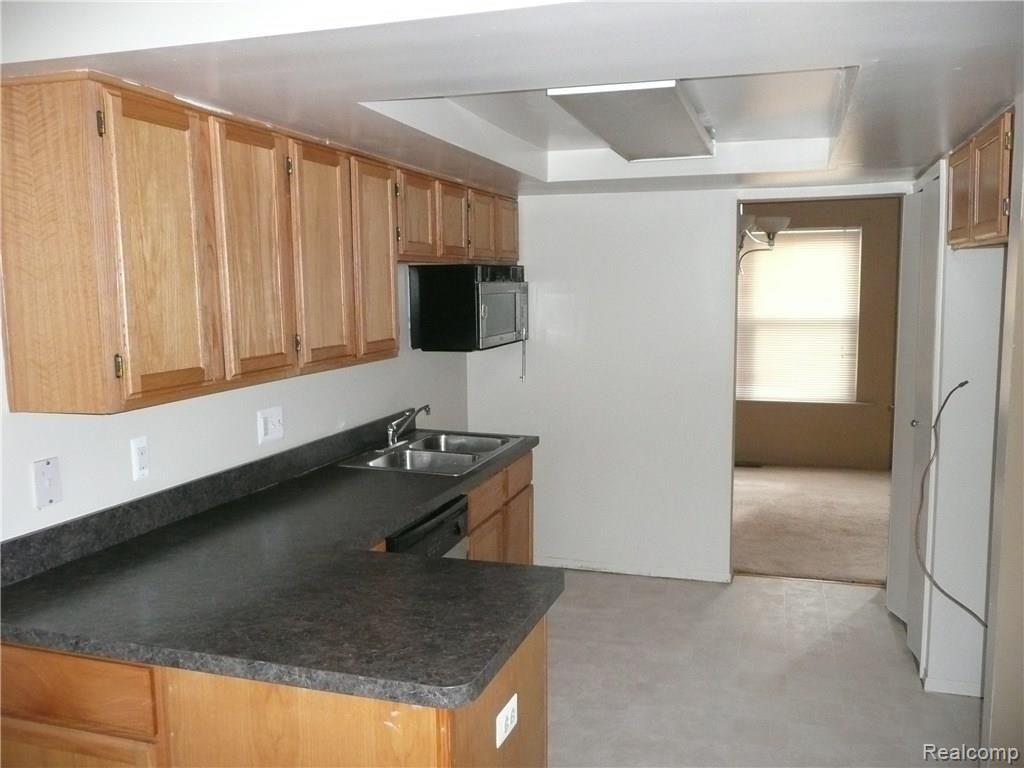21582 Hidden Rivers Drive South, Unit 9 Southfield, MI 48033 - Photo 2 of 11