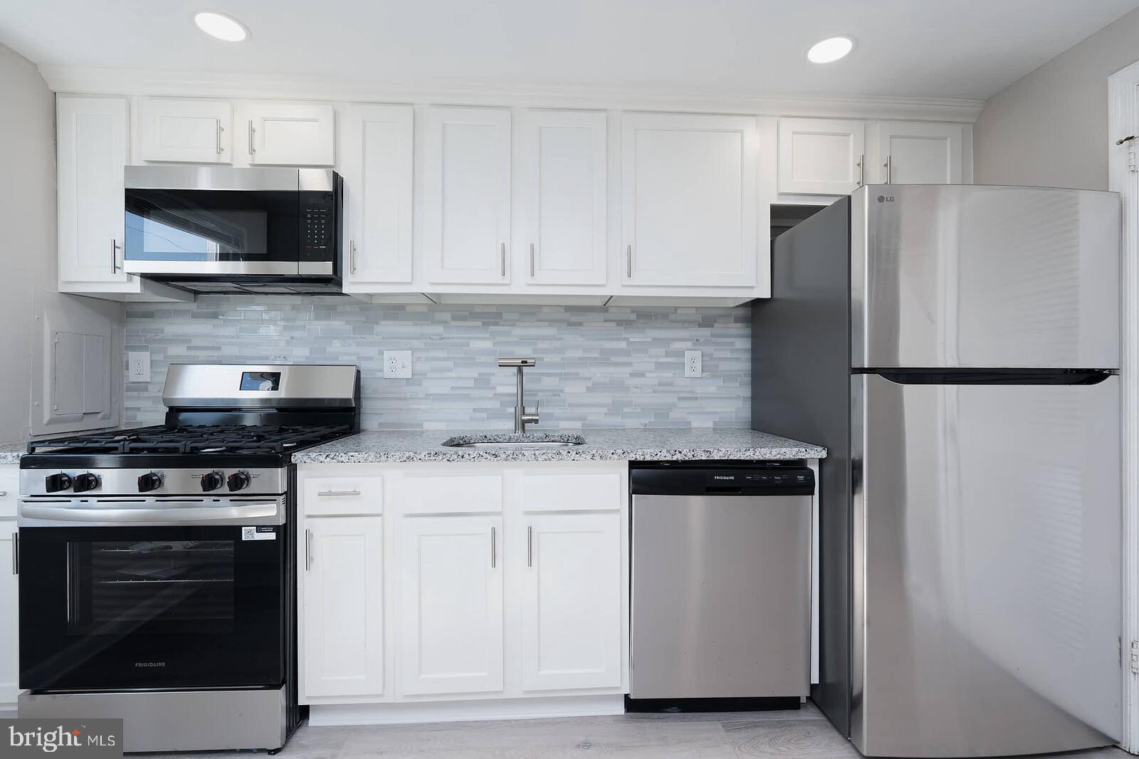1842 Dutch Village Drive, Unit R264 Landover, MD 20785 - Photo 5 of 26 a kitchen with a stove and a refrigerator