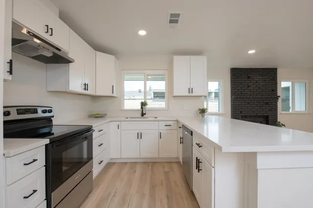 $385,000 | 2024 North Laureen Avenue, Fresno, CA 93703