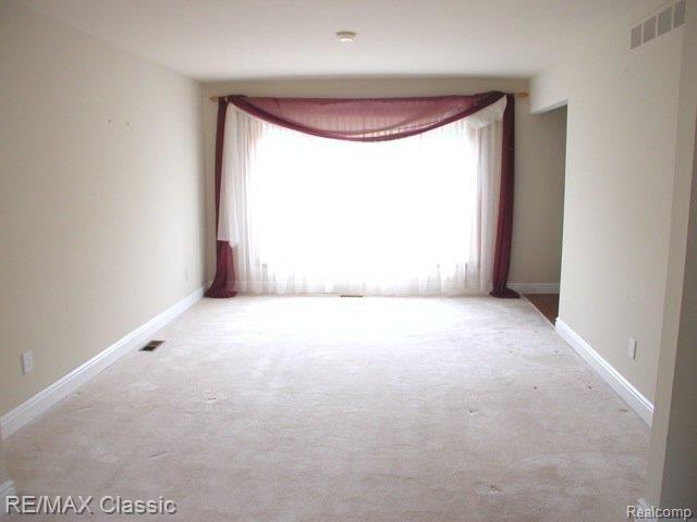 24501 Park Ridge Court Novi, MI 48375 - Photo 8 of 10 Living Room