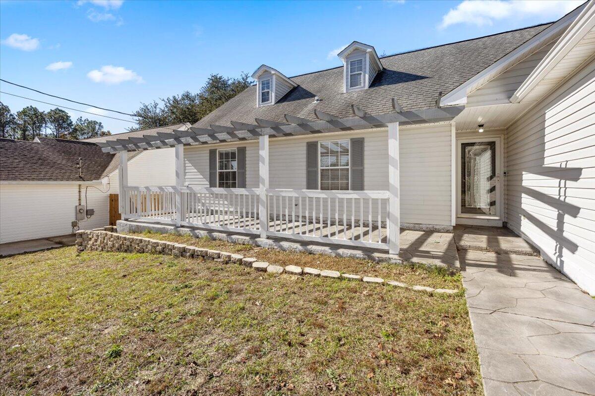 439 Northview Lane Crestview, FL 32536 - Photo 5 of 32 a view of a house with a swimming pool