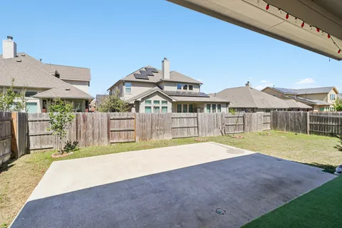a view of an house with backyard and a garden