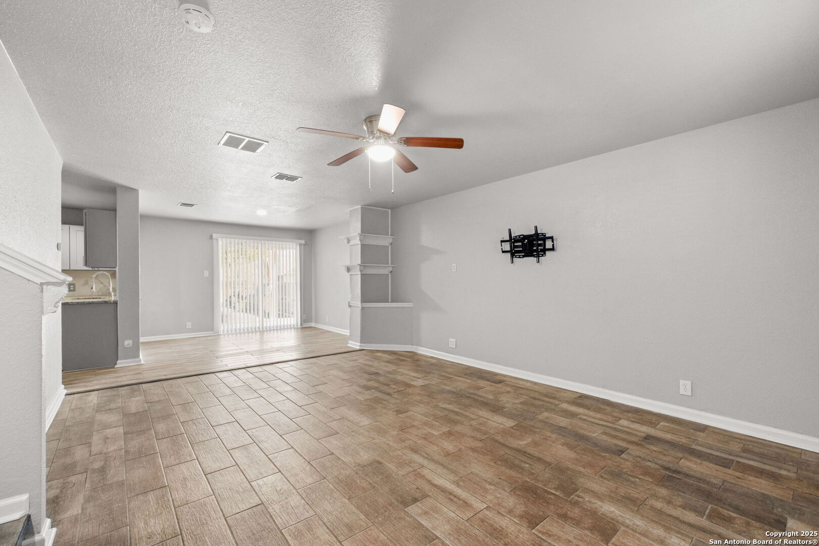 2326 Camberly Converse, TX 78109 - Photo 5 of 26