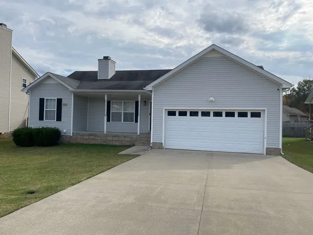 a view of a house with backyard and garden