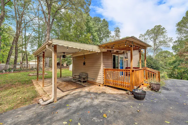 a view of a house with backyard