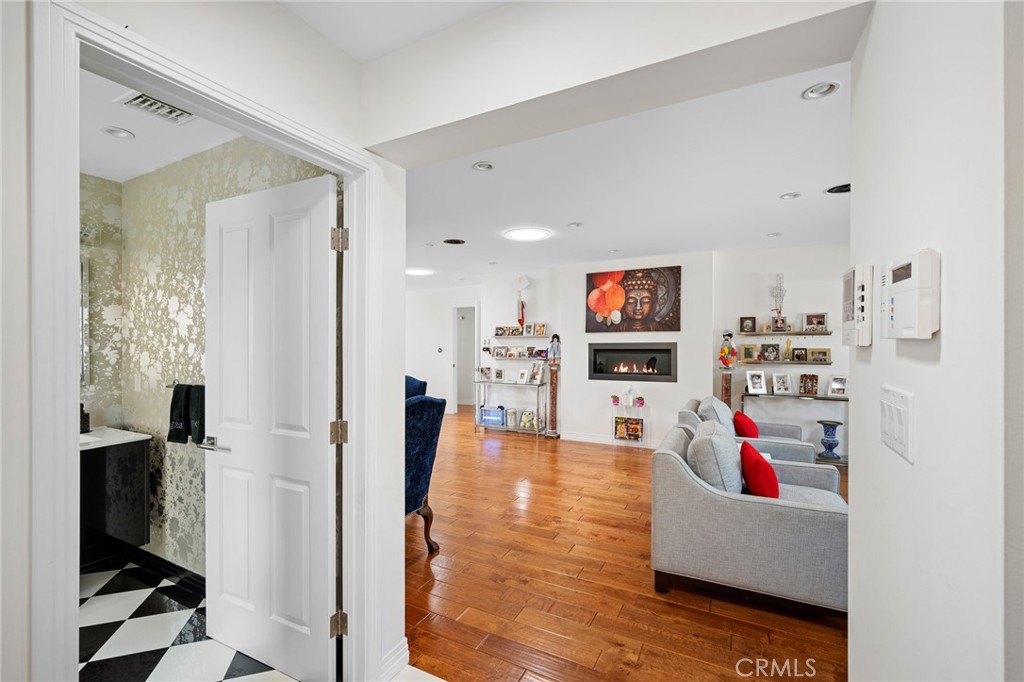 2040 West Kenneth Road Glendale, CA 91201 - Photo 8 of 64