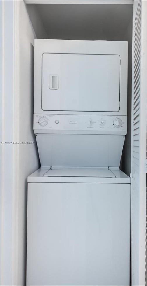 951 Brickell Avenue, Unit 2405 Miami, FL 33131 - Photo 18 of 38 a utility room with dryer and washer