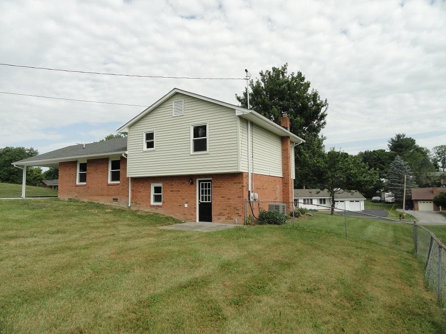 740 Atkinson Road Christiansburg, VA 24073 - Photo 15 of 16 740 Atkinson Dr side