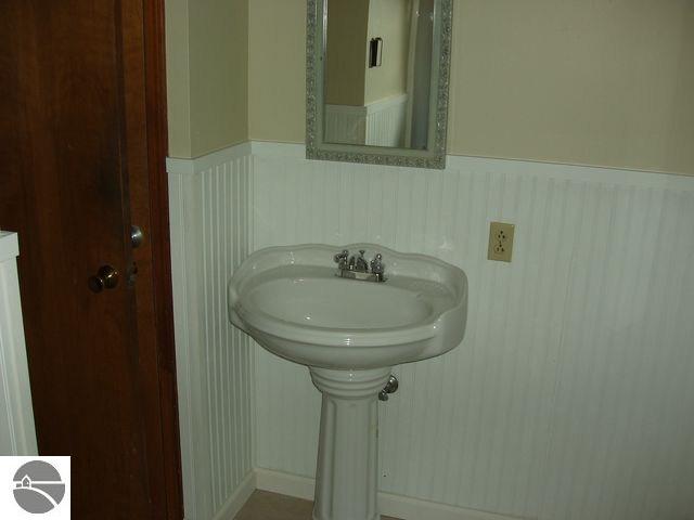 7856 South Maple City Road Maple City, MI 49664 - Photo 8 of 10 1713046-7.JPG