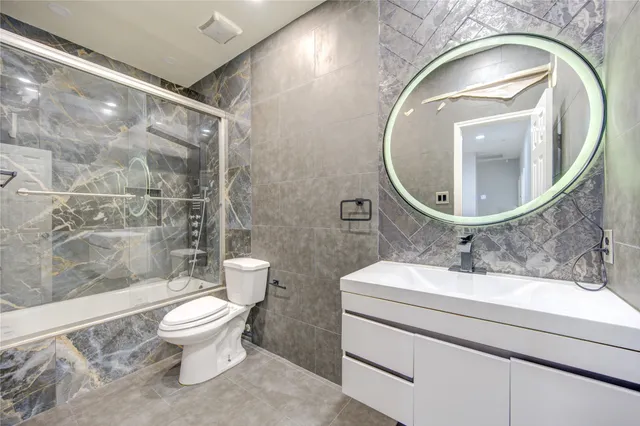 a view of a livingroom with a ceiling fan and window
