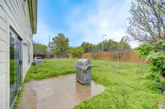 a view of a house with backyard and garden