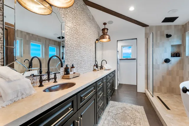 a close view of sink and tap